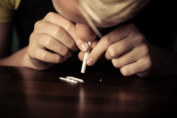 Adolescente inhalando cocaína — Foto de Stock