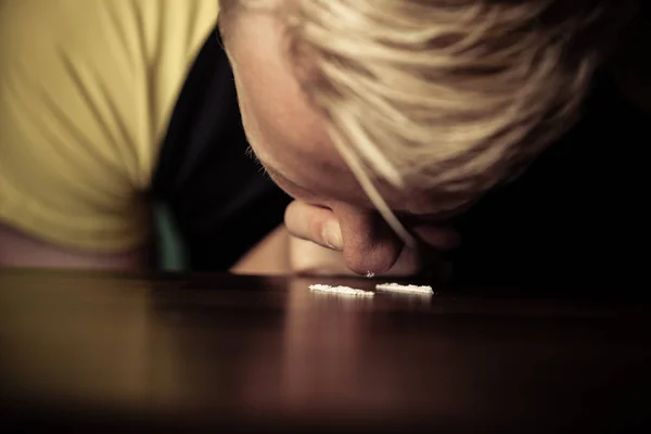 Blont tonårspojke sniffar kokain med kopia utrymme — Stockfoto
