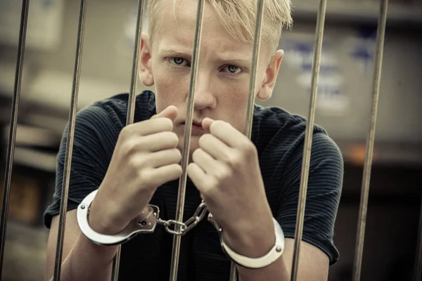 Adolescente rebelde hecho prisionero — Foto de Stock