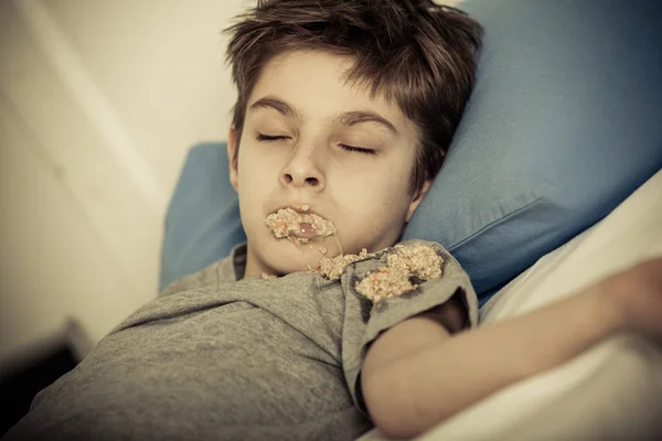 Niño inconsciente con vómito alrededor de la boca — Foto de Stock