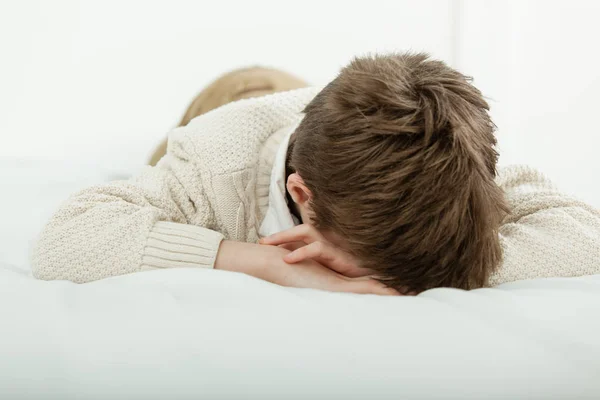 Jongen liggend op zijn bed slapen of huilen — Stockfoto