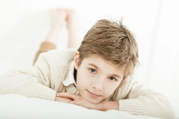 Çekici genç çocuk yatağında rahatlatıcı — Stok fotoğraf