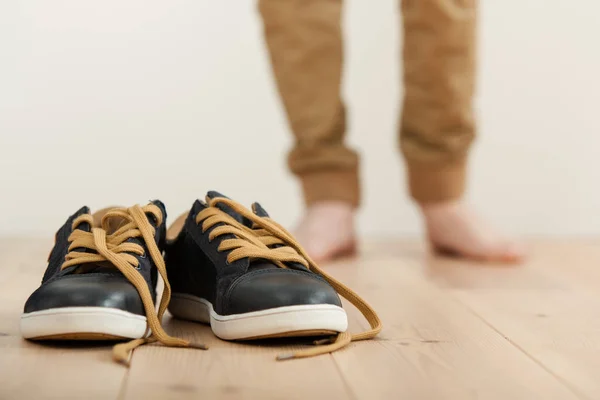 Paar saubere Schnürschuhe auf dem Boden — Stockfoto