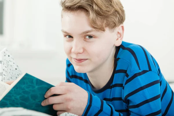 Sorrindo carismático jovem adolescente menino — Fotografia de Stock