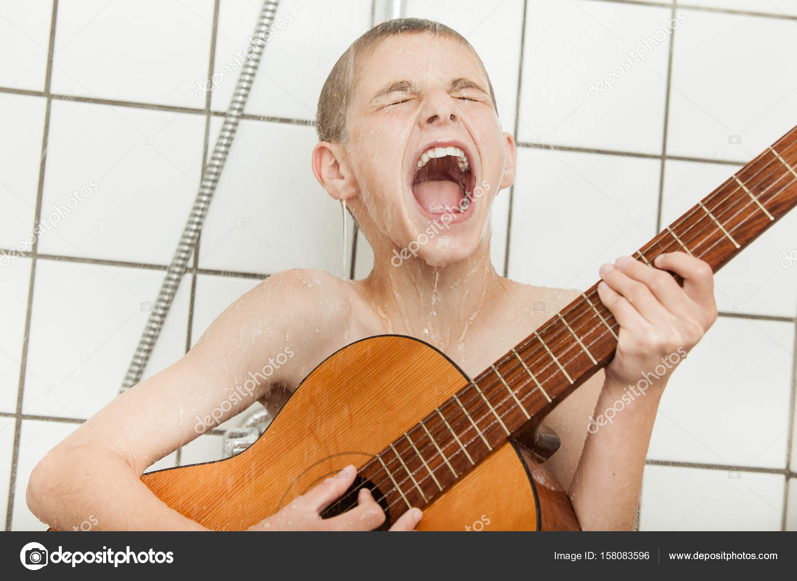 Loud child singing and playing guitar in shower — Stock Photo