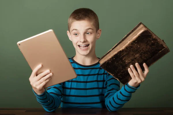 Ragazzo eccitato confrontando due libri — Foto Stock