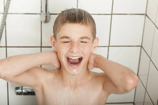 Felice maschio adolescente da solo in box doccia — Foto Stock