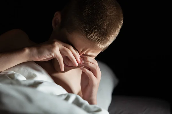 Niño frotando los ojos mientras se levanta de la cama — Foto de Stock