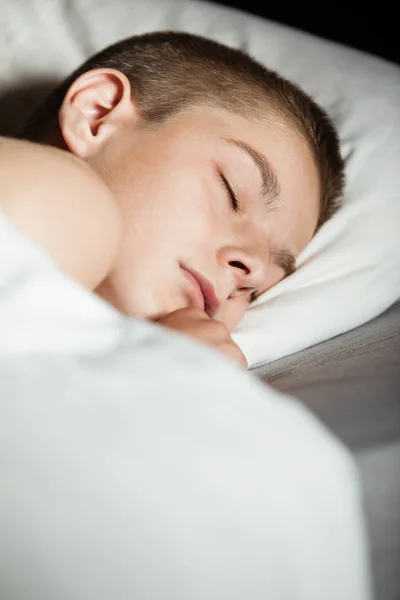 Kopya alanı ile yatakta uyuyan çocuk — Stok fotoğraf