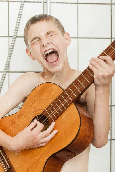 Cantando niño jugando guitarra en ducha puesto — Foto de Stock