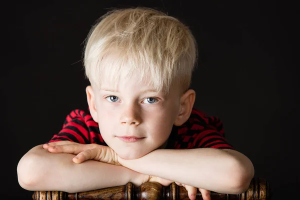 Réfléchi intense attrayant petit garçon blond — Photo