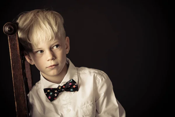 Introvert upphör lilla blond pojke — Stockfoto