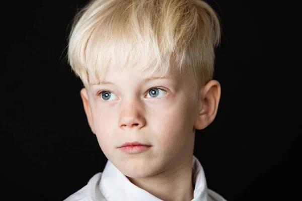 Fundersam stilig liten blond pojke — Stockfoto