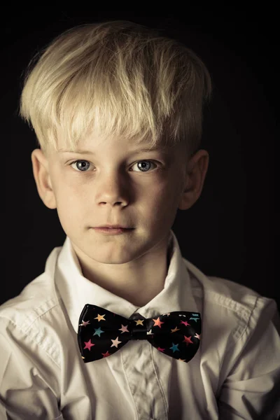 Stilig liten blond pojke i en snygg fluga — Stockfoto