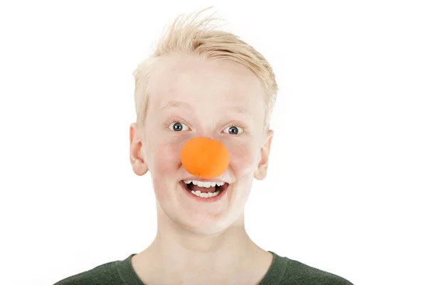Schattige jonge tiener jongen, het dragen van een clown neus — Stockfoto
