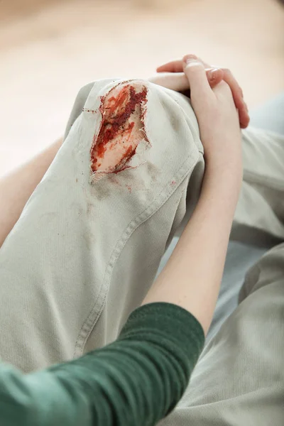 Yırtık pantolon ve bir yaralı diz genç çocuk — Stok fotoğraf