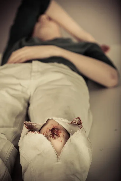 Ragazzo adolescente in attesa di trattamento per un infortunio al ginocchio — Foto Stock