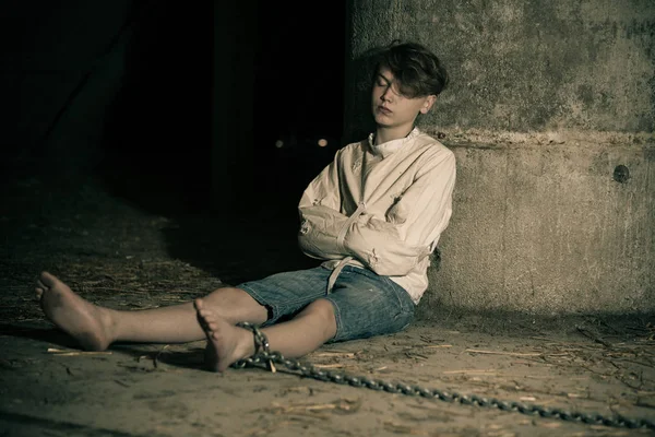 Trauriges Kind schläft in Zwangsjacke - Stockfotografie: lizenzfreie