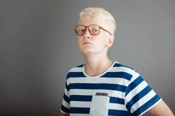 Блондинка підліток в смугастій сорочці з жорстким виразом — стокове фото
