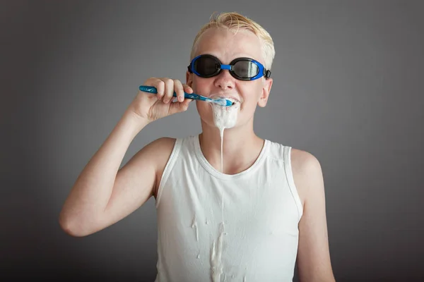 Roztomilý blonďák, čistit si zuby — Stock fotografie
