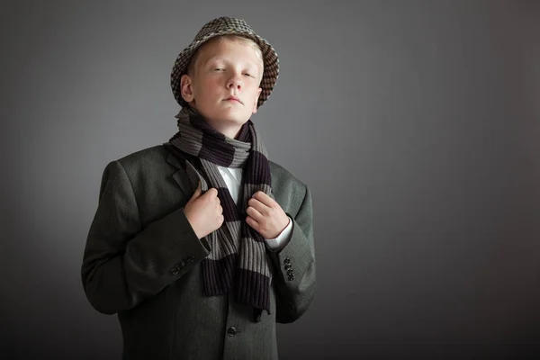 Lindo chico rubio en sombrero y bufanda — Foto de Stock