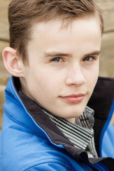 Close up van knappe jongen dragen blauwe jas — Stockfoto