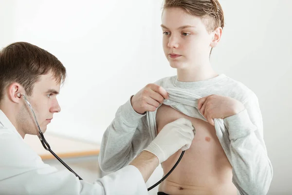 Giovanissima ragazzo avendo cuore frequenza ascoltata da medico — Foto Stock