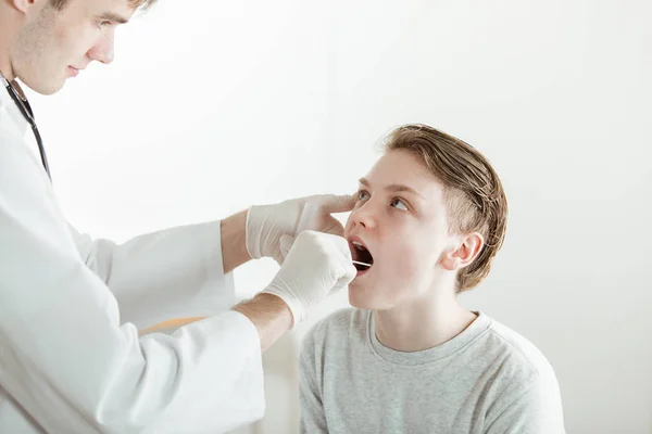입 의사에 의해 검사 하는 데 10 대 소년 — 스톡 사진