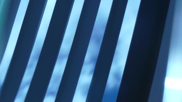 Blauwe hemel wolken via blinds — Stockvideo