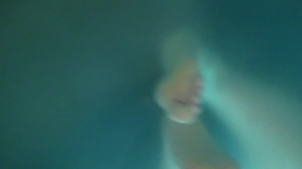 Pies desnudos agua superficial de cristal — Vídeo de stock
