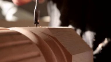 İşçi Delme delik ahşap parça