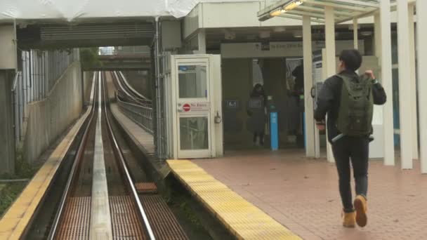 Jovem macho correndo estação ferroviária — Vídeo de Stock