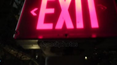 Çıkış işareti koyu arka plan eğimli