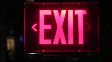 Acil çıkış işareti gece