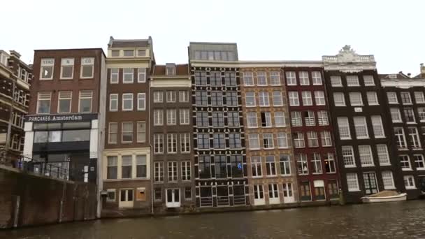Eski Amsterdam binalar eğimli — Stok video