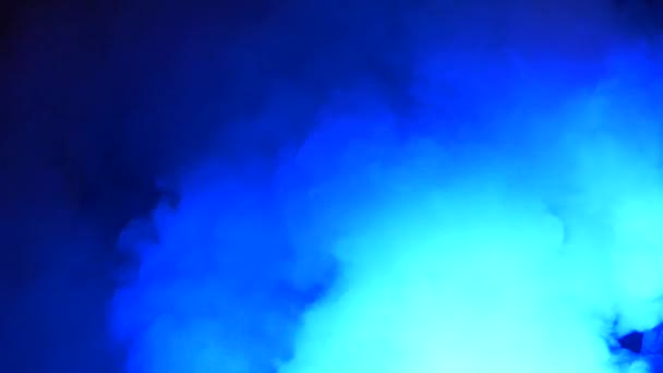 Gargole kék füst éjszaka — Stock videók
