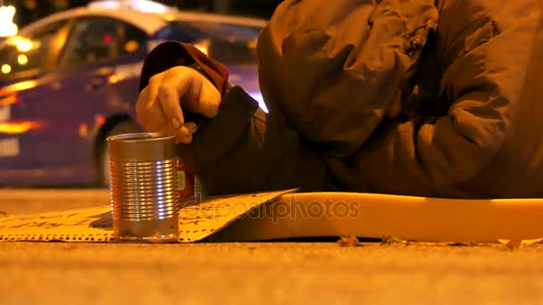 Hombre sin hogar durmiendo calle — Vídeos de Stock