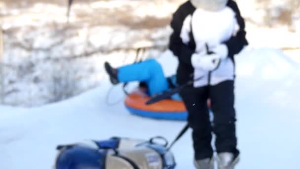 Background snow tubing blurry — Stock Video