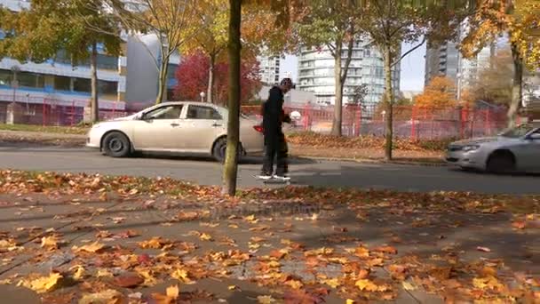 Αρσενικό skateboarding φθινόπωρο δρόμο — Αρχείο Βίντεο