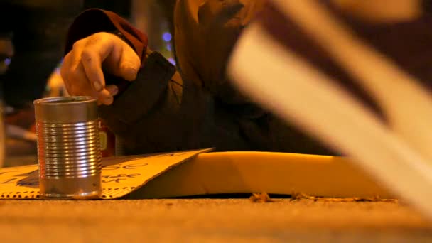 Sem-teto masculino dormindo noite rua — Vídeo de Stock