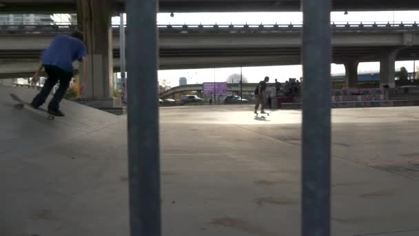 젊은 남성 스케이트 공원 — 비디오