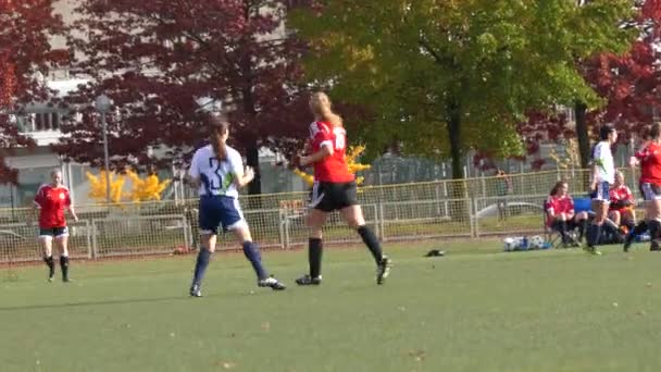 Kız futbolcu düşme — Stok video