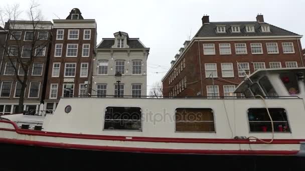 Barcos tradicionales casas canales distrito histórico 24 diciembre 2016 Amsterdam Países Bajos — Vídeos de Stock