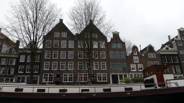 Kanałów kanałów Amsterdamu niski kąt — Wideo stockowe