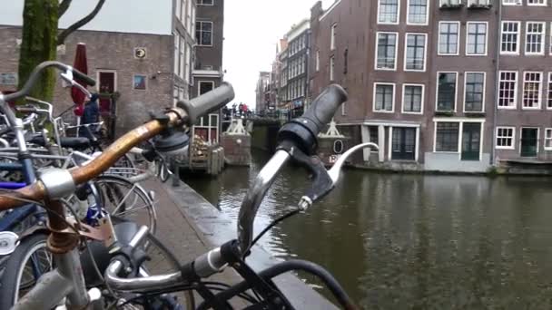 Alte fahrräder geparkt straße amsterdam 24 dezember 2016 amsterdam niederlande — Stockvideo