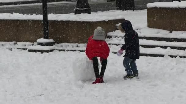 Familtime irmão irmã fazendo boneco de neve — Vídeo de Stock