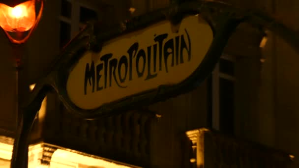 Noche de entrada a Metropolitain Paris — Vídeos de Stock