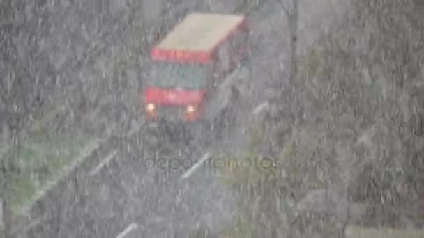 Coches moviendo nieve zoom hacia fuera — Vídeo de stock