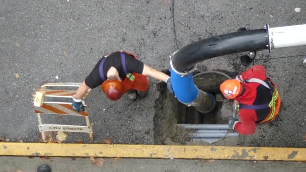 Trabajadores industriales arreglando desagüe — Vídeos de Stock