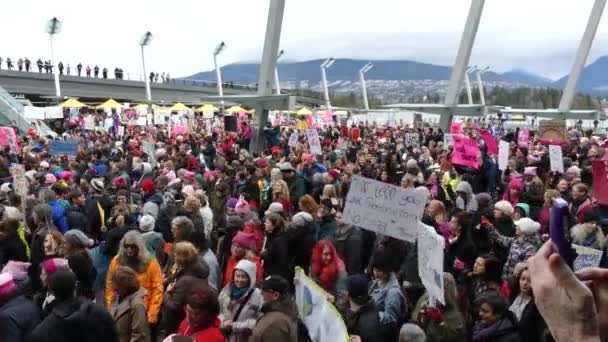 Mujeres marchan multitud protestando — Vídeo de stock